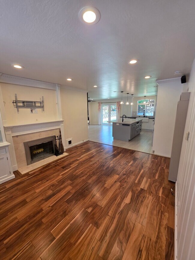 Building Photo - Endearing 4/2 Top of the Line Remodel in Concord's Canterbury Neighborhood