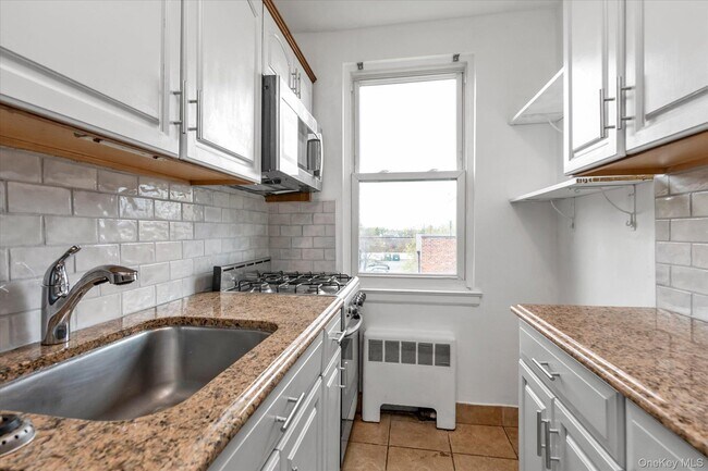 Building Photo - 275 Maple Ave