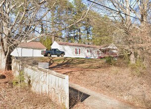 Building Photo - Charming 2 Bed/2 Bath Taylors Home with Spacious Yard & Convenient Greenville Access