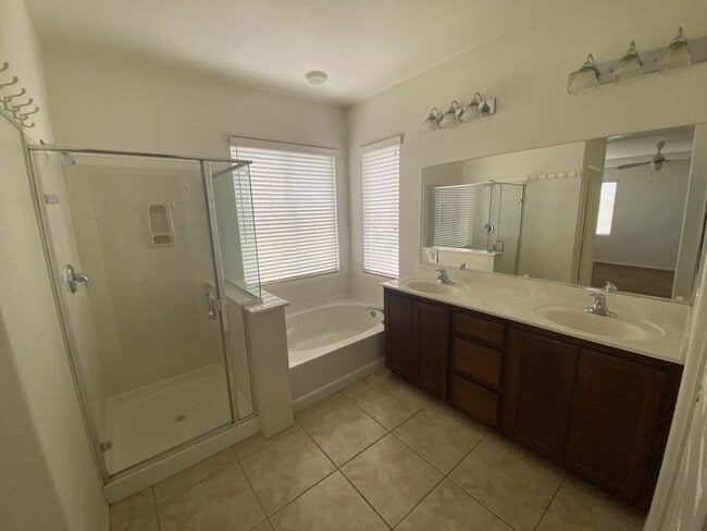 Building Photo - Beautiful 3 Bedroom 2 and 1/2 Bathrooms Ho...