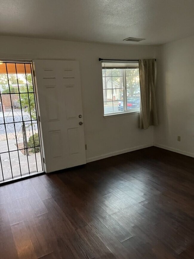 Building Photo - Single story 3 bedroom 2 bath home