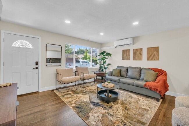 Building Photo - Fully Furnished Sunnyside Townhome | All-Inclusive | Flexible Stays