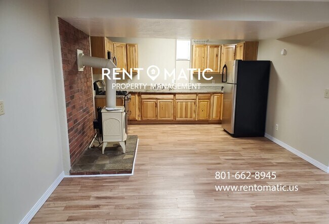 Building Photo - 1207 E Gaylene Cir