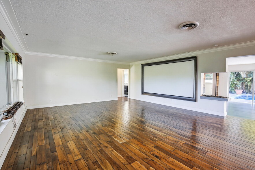 Building Photo - 2740 NE 34th St