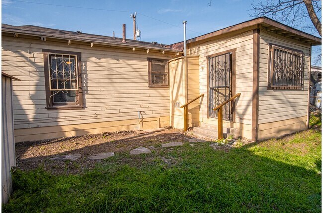 Building Photo - Great Home So Close to Downtown!