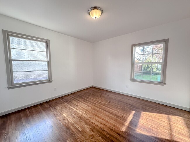 Building Photo - Midtown Tulsa: Stunning 4 bedroom 2 bathroom home