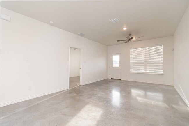 Building Photo - 624 Pacific Crest Trl