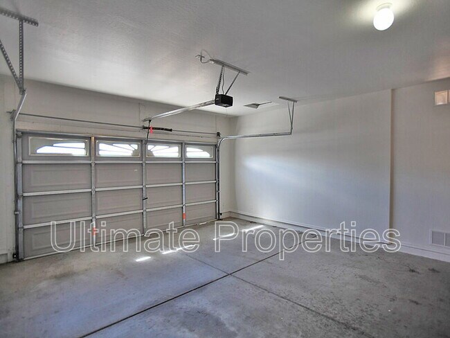 Building Photo - 8636 W Brown St