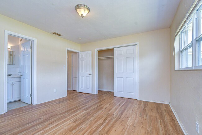 Building Photo - 5634 9th Ave N