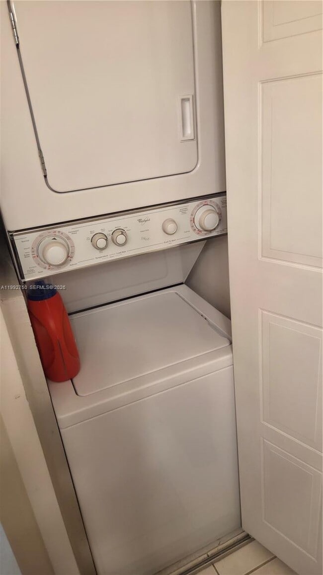 Building Photo - 357 Lakeview Dr