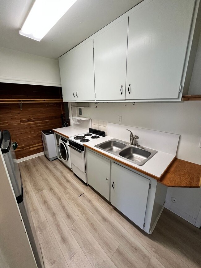 Building Photo - Perfectly Located Spacious Studio Apartment