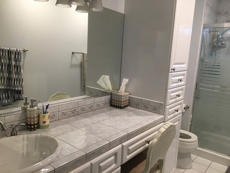 Master Bath - 337 Kinross Dr