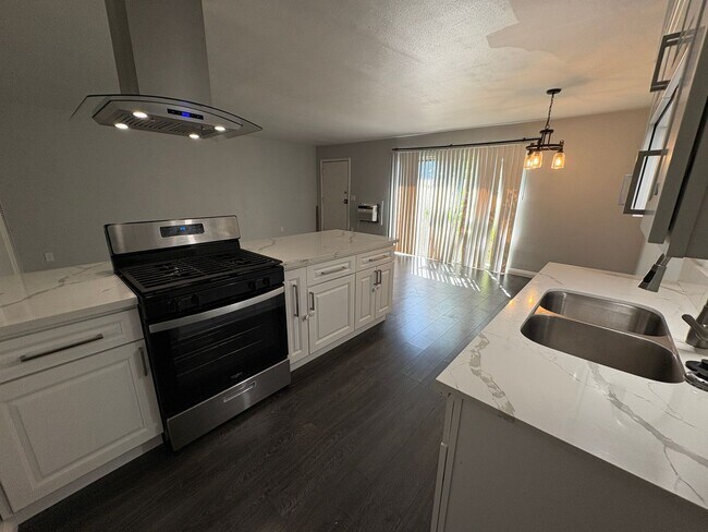 Building Photo - Tri-plex 2 bedroom 1 bathroom apartment of...