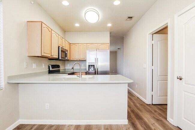 Building Photo - 6601 W Lawrence Ln