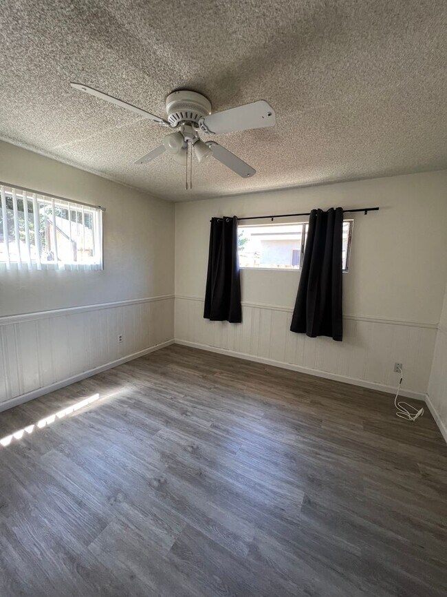 Building Photo - 5 bed 3 bath w/ large rooms and backyard