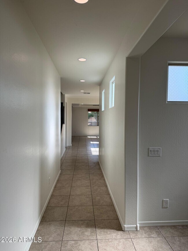 Building Photo - 2043 E Lantana Dr