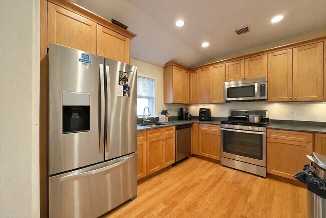 Building Photo - 50 Carleton St