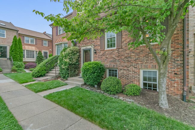 Building Photo - 2883 Sutton Oaks Ln
