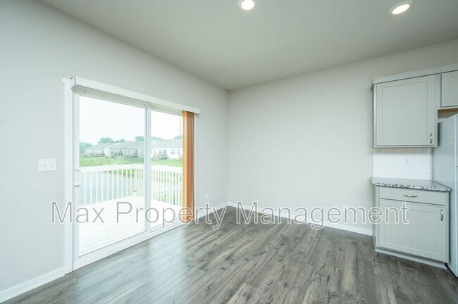 Building Photo - 425 SE Willow Run Ln