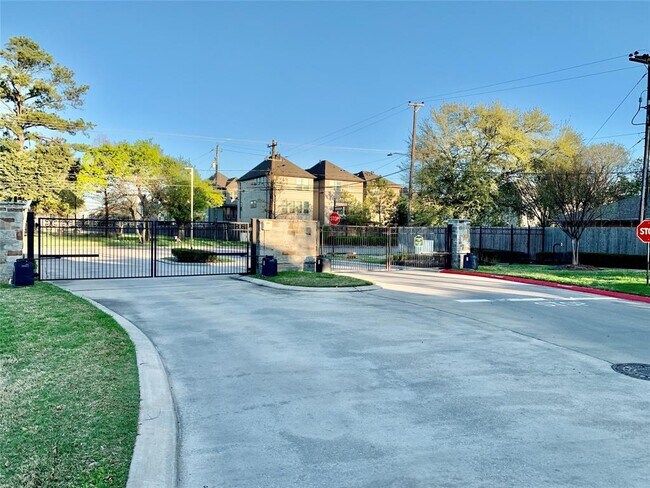 Building Photo - 10942 Cannes Memorial Dr