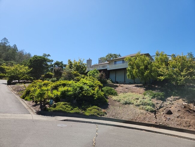 Building Photo - "Must See" w/beautiful views 3 bedroom, 2....