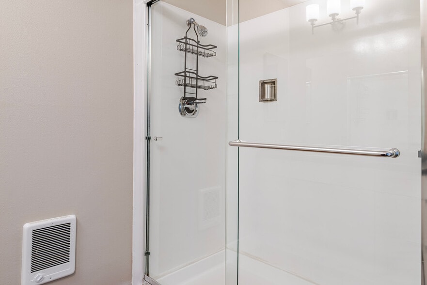 Building Photo - 950 E Hillsdale Blvd