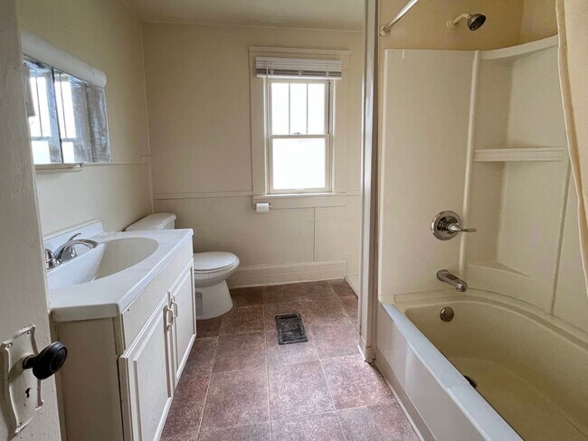 Building Photo - 677 Blaine Ave