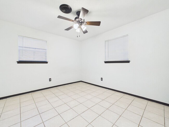 Building Photo - 619 SW 45th St