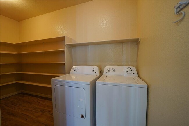 Building Photo - 5520 Alomar Cove