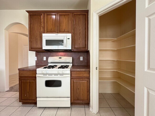 Building Photo - 2211 Highland Crossing Dr