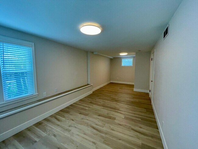 Building Photo - 7605 Sunset Cir W