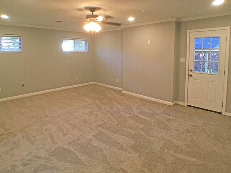 Building Photo - 555 Herzl St