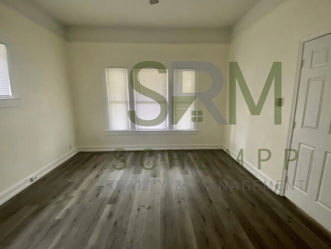 Building Photo - Updated Three Bedroom in West Louisville-Section 8 Accepted
