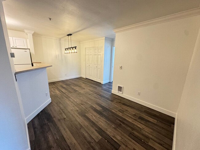 Building Photo - Clean & Bright Federal Way Condo with/ Gar...