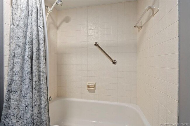 Building Photo - 5616 SE Riverboat Dr