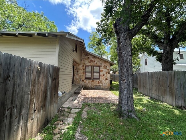Building Photo - 237 E Garza St