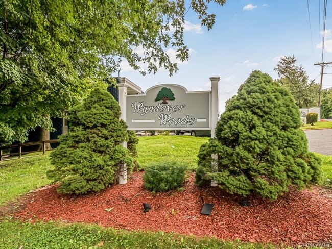 Building Photo - 9 Wyndover Woods Ln