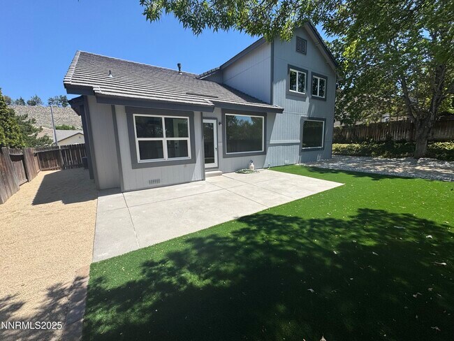 Building Photo - 1665 Southview Dr