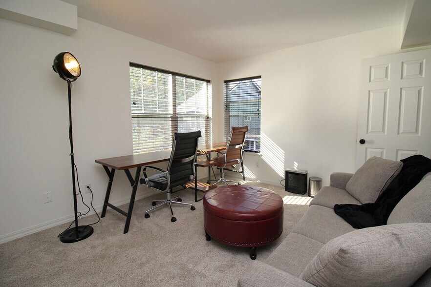 Building Photo - 9711 NW Miller Hill Dr