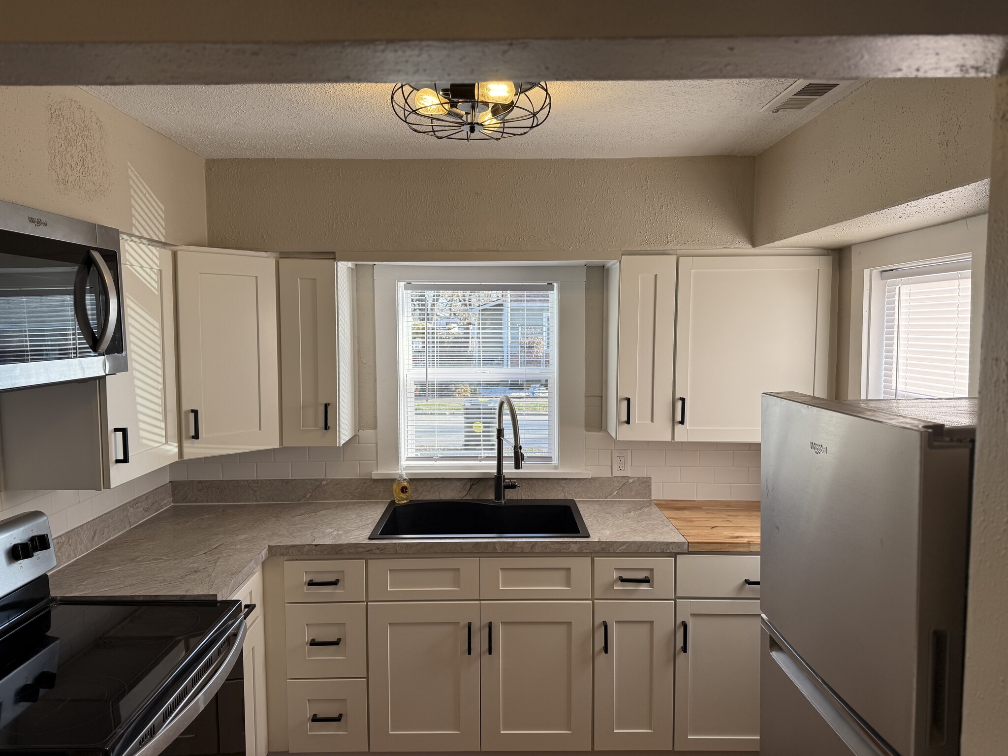 Building Photo - 509 E Mill St