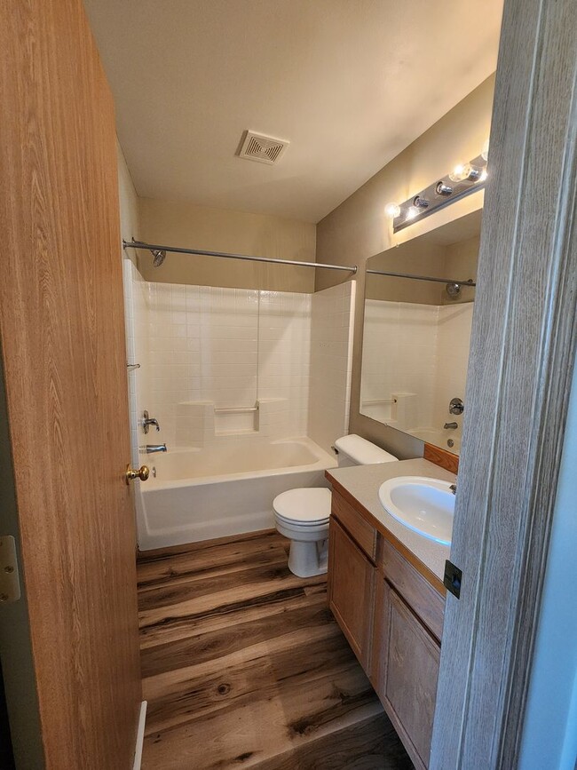 Building Photo - Beautiful 2 bed 2.5 bath Townhome Monroe $2545/mo