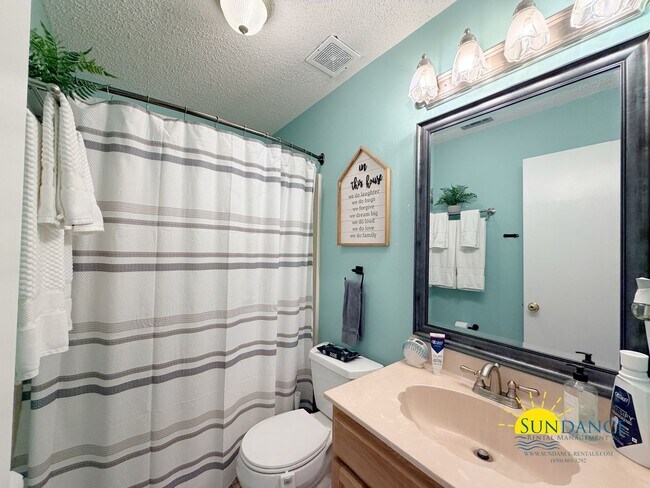 Building Photo - Charming 3BR Home in Mary Esther Near Hurlburt Field!