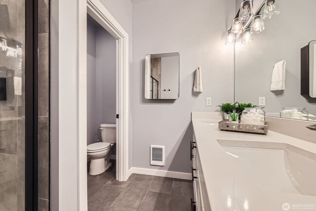 Building Photo - Spacious end-unit 3 bed townhome near Seat...