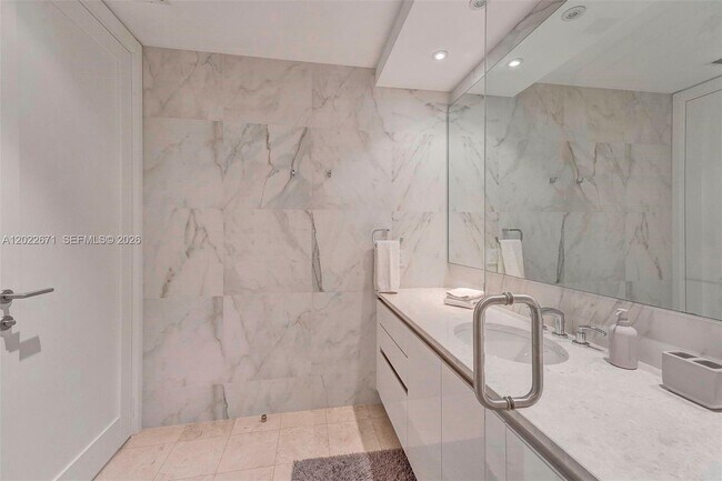 Building Photo - 16051 Collins Ave