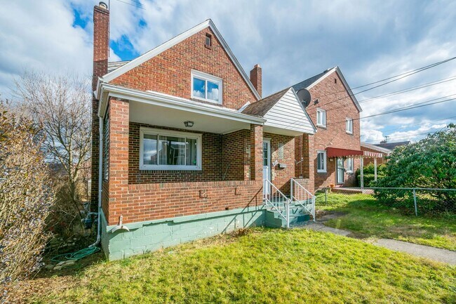 Building Photo - SCORE 50% OFF 1ST MONTH'S RENT IF SIGNED BY APRIL 10! Amazing 2 bedroom home in Clairton availabl...