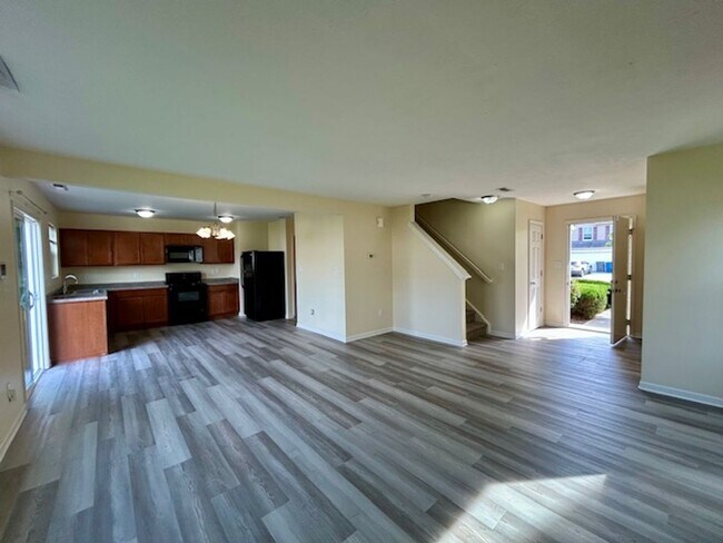 Building Photo - Beautiful 4 bedroom 2.5 bath 2 story home ...