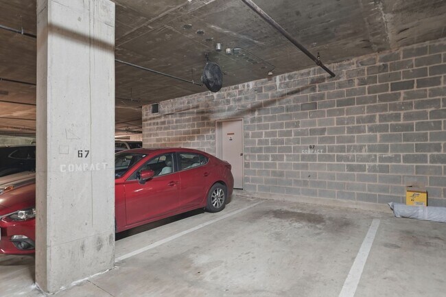 Building Photo - Updated 2BR Condo in Old Town Alexandria - 2 blocks to Metro