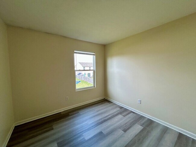 Building Photo - Beautiful 4 bedroom 2.5 bath 2 story home ...