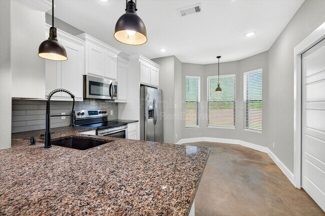 Building Photo - 1501 S 7th Ave