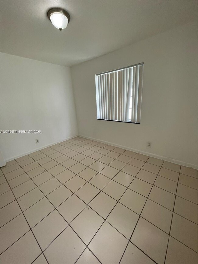 Building Photo - 2435 Plunkett St